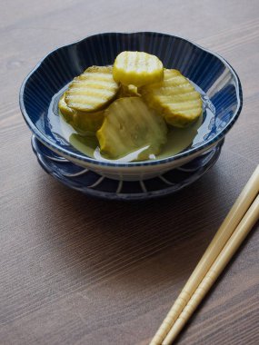 garnitür Salatalık turşusu ve yemek çubukları