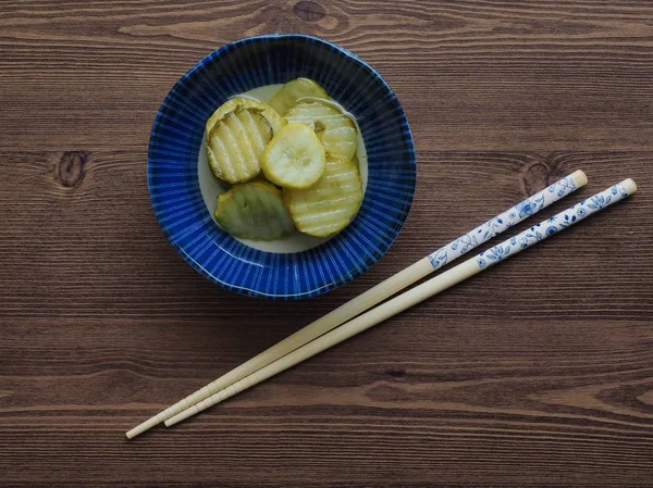 黄瓜泡菜和筷子 — 图库照片