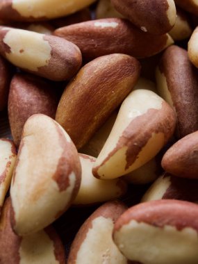 Tahta tahtalarda Brezilya fıstığı, fındık