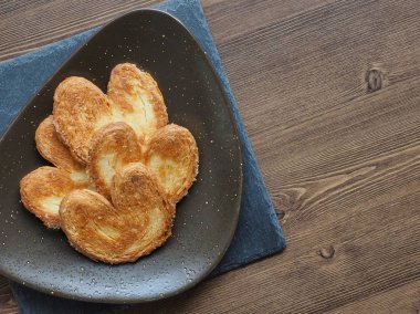 Kalp şeklinde tatlılar, hamur tatlısı, hamur işi malzemeleri.