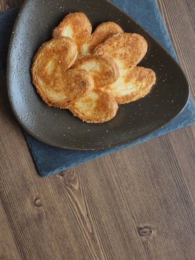 Kalp şeklinde tatlılar, hamur tatlısı, hamur işi malzemeleri.