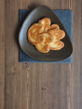 Kalp şeklinde tatlılar, hamur tatlısı, hamur işi malzemeleri.