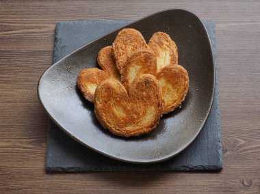 Kalp şeklinde tatlılar, hamur tatlısı, hamur işi malzemeleri.