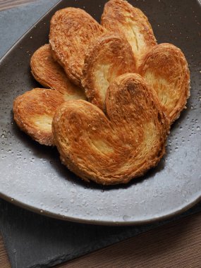 Kalp şeklinde tatlılar, hamur tatlısı, hamur işi malzemeleri.