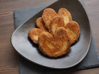 Kalp şeklinde tatlılar, hamur tatlısı, hamur işi malzemeleri.