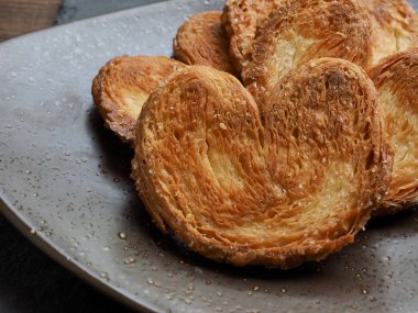 Kalp şeklinde tatlılar, hamur tatlısı, hamur işi malzemeleri.