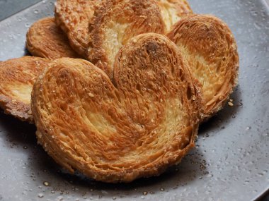 Kalp şeklinde tatlılar, hamur tatlısı, hamur işi malzemeleri.