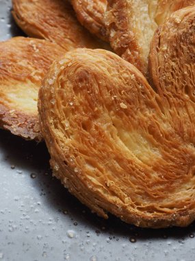 Kalp şeklinde tatlılar, hamur tatlısı, hamur işi malzemeleri.