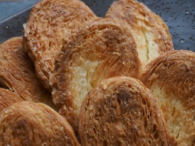 Kalp şeklinde tatlılar, hamur tatlısı, hamur işi malzemeleri.