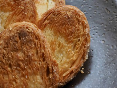 Kalp şeklinde tatlılar, hamur tatlısı, hamur işi malzemeleri.