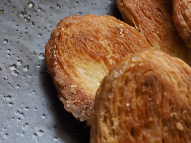 Kalp şeklinde tatlılar, hamur tatlısı, hamur işi malzemeleri.