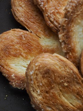 Kalp şeklinde tatlılar, hamur tatlısı, hamur işi malzemeleri.