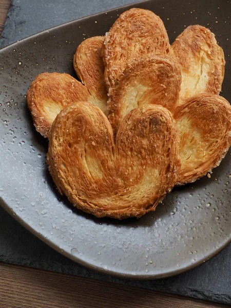 Kalp şeklinde tatlılar, hamur tatlısı, hamur işi malzemeleri.