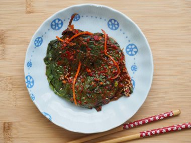 Kore yemeği, Perilla turşusu, susam yaprağı soya sosu.