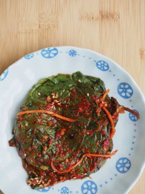 Kore yemeği, Perilla turşusu, susam yaprağı soya sosu.