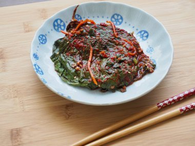 Kore yemeği, Perilla turşusu, susam yaprağı soya sosu.