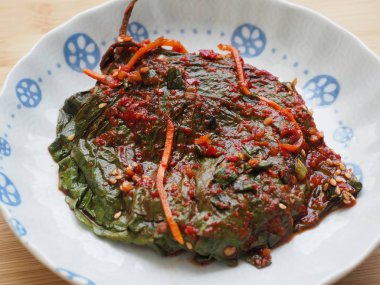 Kore yemeği, Perilla turşusu, susam yaprağı soya sosu.