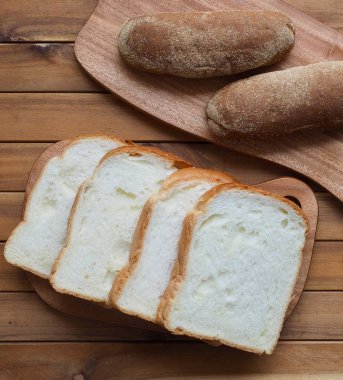 Tüm buğday ekmeği ve düz ekmek