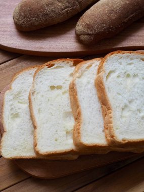 Tüm buğday ekmeği ve düz ekmek