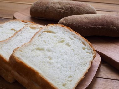 Tüm buğday ekmeği ve düz ekmek