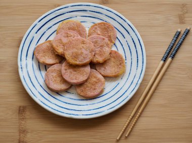 Kore tarzı sosis rostosu, Kore tarzı köfte