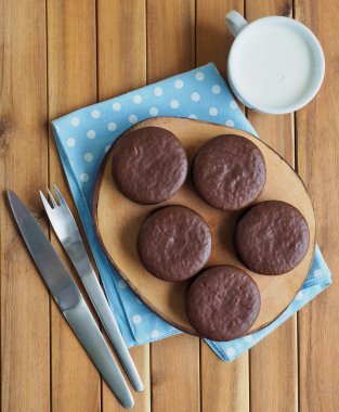 Çikolatalı turta ve süt, Snack