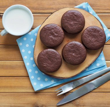Çikolatalı turta ve süt, Snack