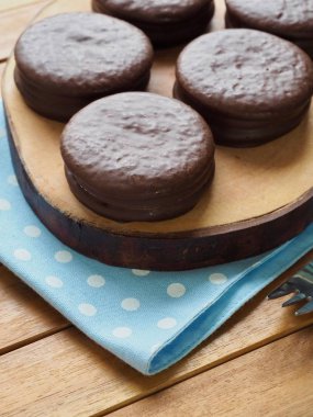 Çikolatalı turta ve süt, Snack