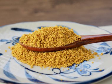 Bir tabak içinde sarı köri tozu