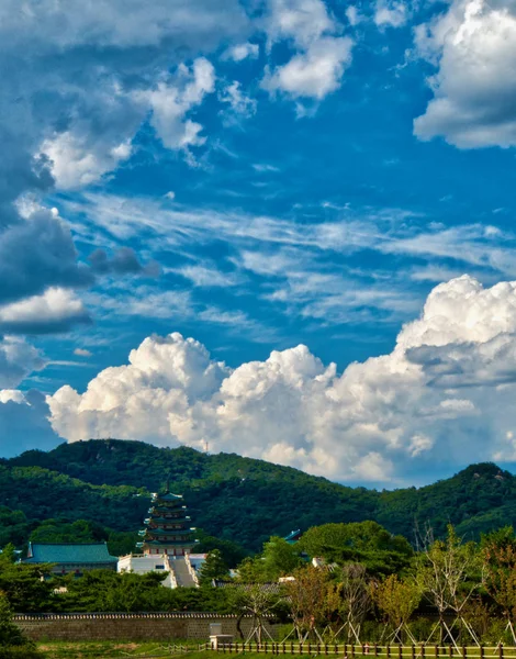 Kore geleneksel sarayı Gyeongbok Sarayı