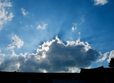 Mavi gökyüzü ve bulutlu manzara