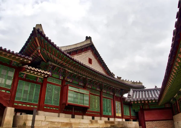 Kore 'nin geleneksel Sarayı Changdeok Sarayı