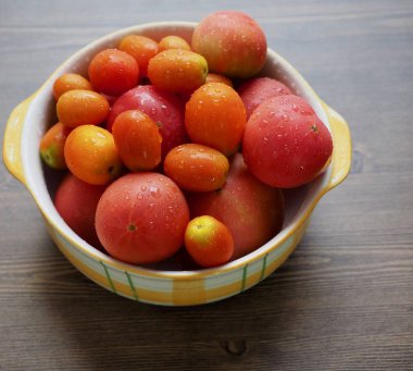 Taze organik domates ve organik Kiraz domates