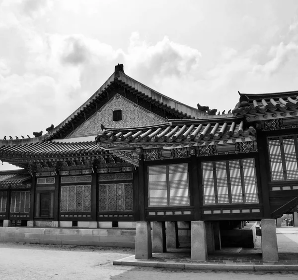 韓国の伝統宮殿Changdeok Palace Black Whiteの写真 — ストック写真