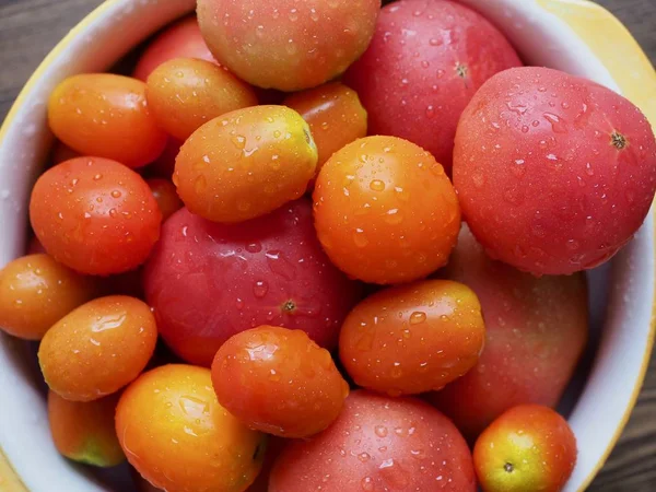 Frische Bio Tomaten Und Bio Kirschtomaten — Stockfoto