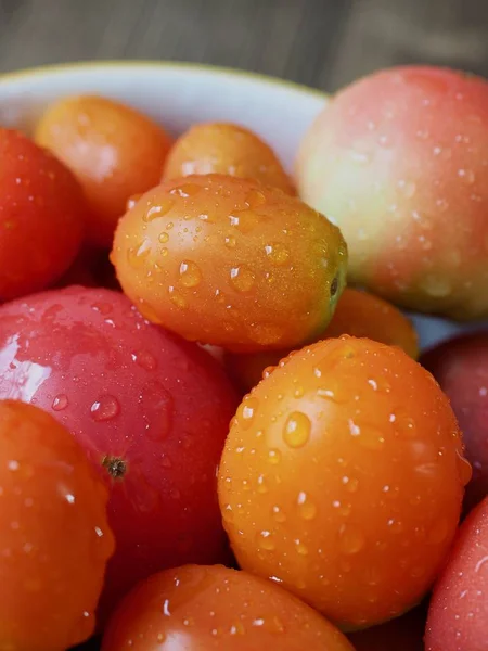 Frische Bio Tomaten Und Bio Kirschtomaten — Stockfoto