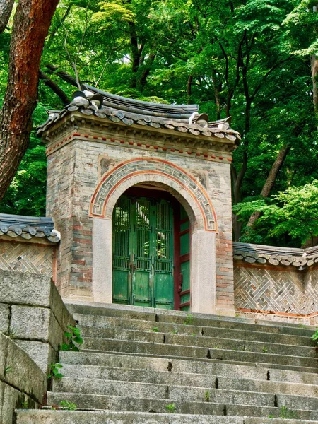 Kore 'nin geleneksel Sarayı Changdeok Sarayı