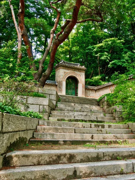 Kore 'nin geleneksel Sarayı Changdeok Sarayı