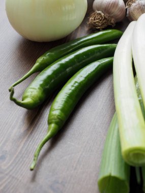 Taze organik sebzeler, soğan, dalga, kabak, biber, sarımsak