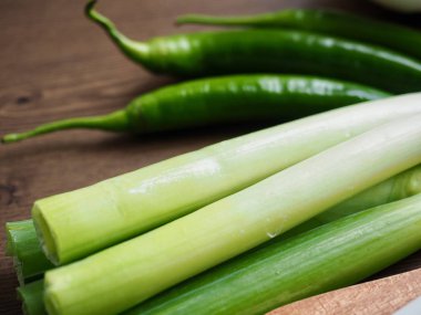 Taze organik sebzeler, soğan, dalga, kabak, biber, sarımsak