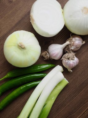 Taze organik sebzeler, soğan, dalga, kabak, biber, sarımsak