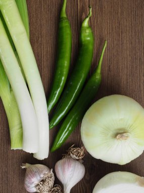 Taze organik sebzeler, soğan, dalga, kabak, biber, sarımsak