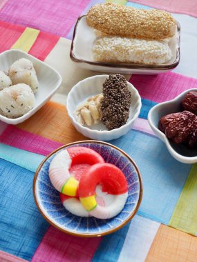 Kore geleneksel tatlılar ve kurabiyeler, , yugwa, glutinous pirinç kek, gangjeong, Jujube, şeker, pirinç kek