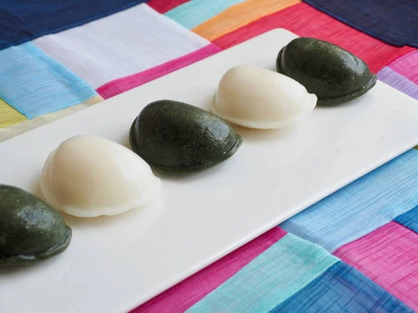 韓国料理ソンピョン 半月形の餅風トック — ストック写真