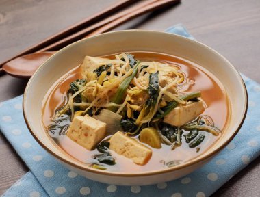 Kore yemekleri Ispanak ve fasulye filizi Soya Ezmesi Çorbası