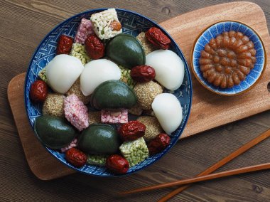 Kore geleneksel tatlılar ve kurabiyeler, Songpyeon, Bal-filledrice Kek, Susam glutinous pirinç kek, Gangjeong