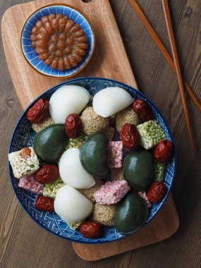 Kore geleneksel tatlılar ve kurabiyeler, Songpyeon, Bal-filledrice Kek, Susam glutinous pirinç kek, Gangjeong