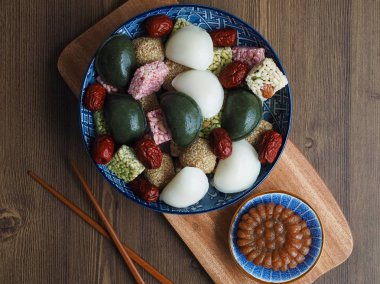 Kore geleneksel tatlılar ve kurabiyeler, Songpyeon, Bal-filledrice Kek, Susam glutinous pirinç kek, Gangjeong