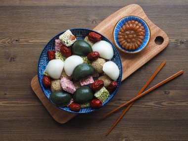 Kore geleneksel tatlılar ve kurabiyeler, Songpyeon, Bal-filledrice Kek, Susam glutinous pirinç kek, Gangjeong