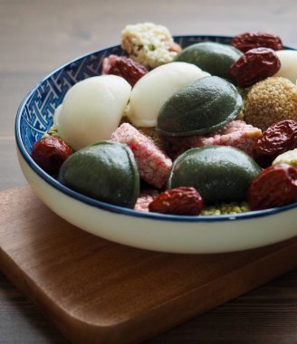 Kore geleneksel tatlılar ve kurabiyeler, Songpyeon, Bal-filledrice Kek, Susam glutinous pirinç kek, Gangjeong